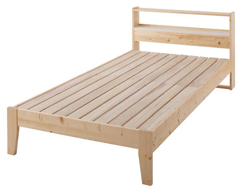 パイン材で作られたベッド